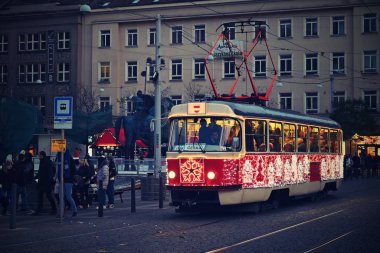 1 Aralık 2019 Brno. Yılbaşı tatili ve Brno şehir merkezinde eski güzel bir tramvay..