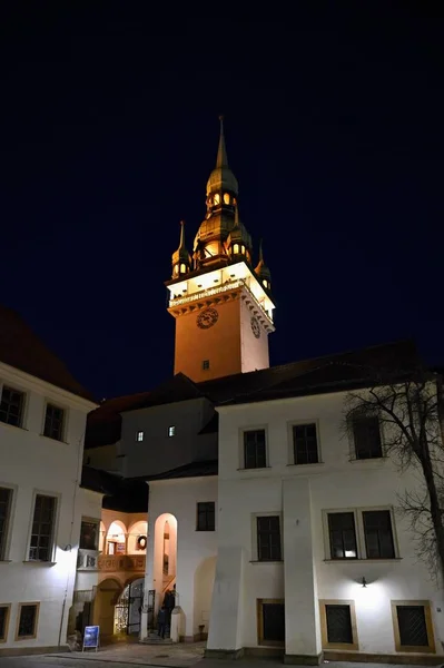 Чудова вежа старої ратуші в центрі Брно на різдвяні свята.. — стокове фото