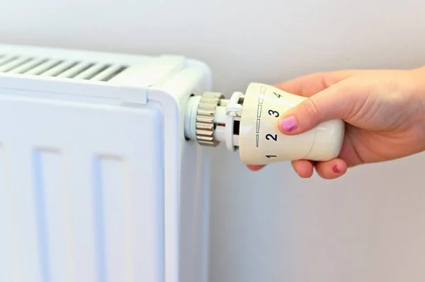 Foto de interior de casa com radiador - aquecimento. Conceito para aquecimento doméstico e estação de inverno . — Fotografia de Stock