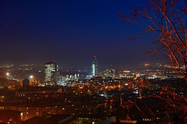 Binalı bir şehrin gece fotoğrafı. Brno - Çek Cumhuriyeti - Avrupa.
