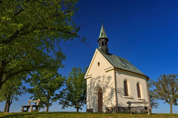 Hermosa Pequeña Iglesia Con Árboles Cielo Azul Brno Lisen República — Foto de Stock