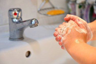 Dezenfektan sabunla tam bir el yıkama. Karantina - ev hijyeni. Koronavirüs hastalığına karşı önlemler. (COVID-19)