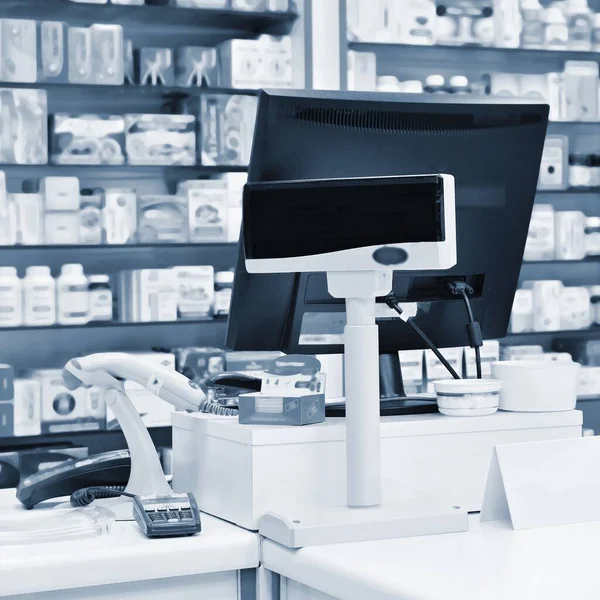 在药店里的现金台式机和监视器 药品和维生素商店的内部 医学和健康概念 Coronavirus Covid — 图库照片