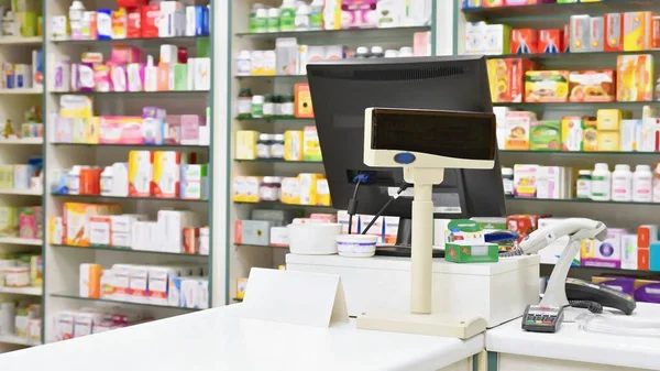 Mesa Dinheiro Computador Monitor Uma Farmácia Interior Loja Drogas Vitaminas — Fotografia de Stock