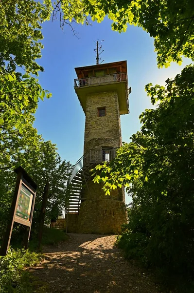 Torre Vigia Pedra Bonita Floresta Com Árvores Céu Azul Sol — Fotografia de Stock