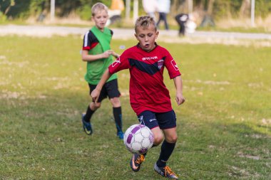 Çocuk futbol bir oyun sırasında Top hits