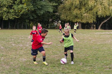 Çocuklar spor futbol oynuyorum