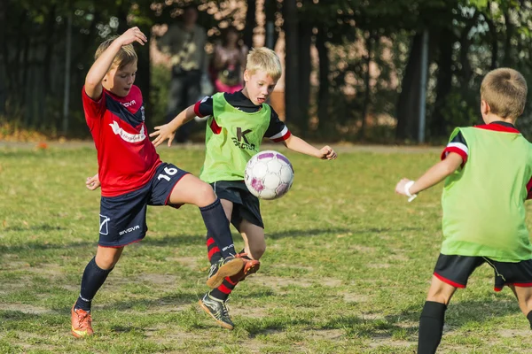 Jungen spielen Fußball auf dem Sportplatz — Stockfoto