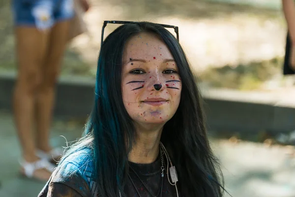 Gir en gato maquillaje l divertirse durante el festival de color —  Fotos de Stock