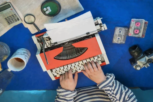 Travail du journaliste à la table — Photo