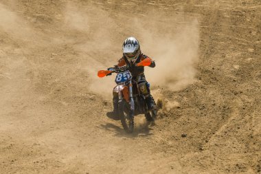 Bilinmeyen yarışçı parça üstesinden gelir.