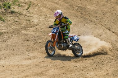 Bilinmeyen yarışçı parça üstesinden gelir.