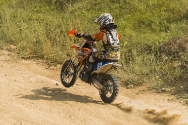 Bilinmeyen yarışçı parça üstesinden gelir.