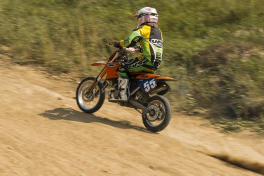 Bilinmeyen yarışçı parça üstesinden gelir.