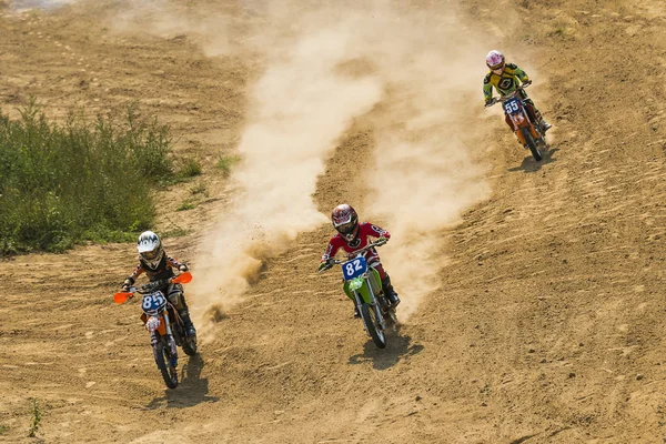 Motocross pilotos superar uma pista sobre o campeão ucraniano — Fotografia de Stock