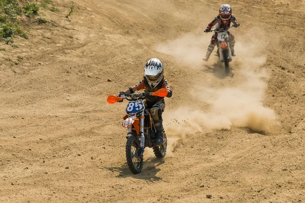 Piloto desconhecido supera a pista — Fotografia de Stock