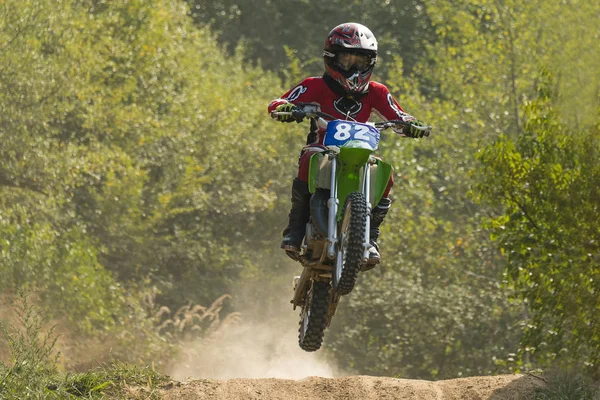 Sconosciuto corridore supera la pista — Foto Stock