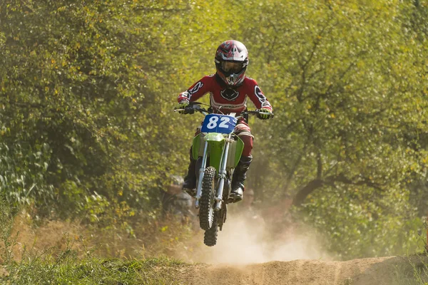 Sconosciuto corridore supera la pista — Foto Stock