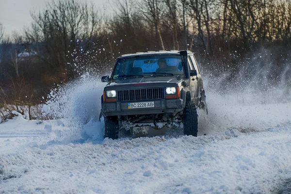 Off-Road araç marka Jeep Cherokee parça üstesinden gelir.