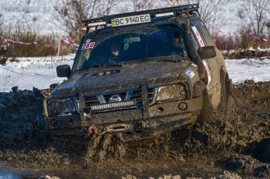 Off-Road araç marka Nissan parça üstesinden gelir.