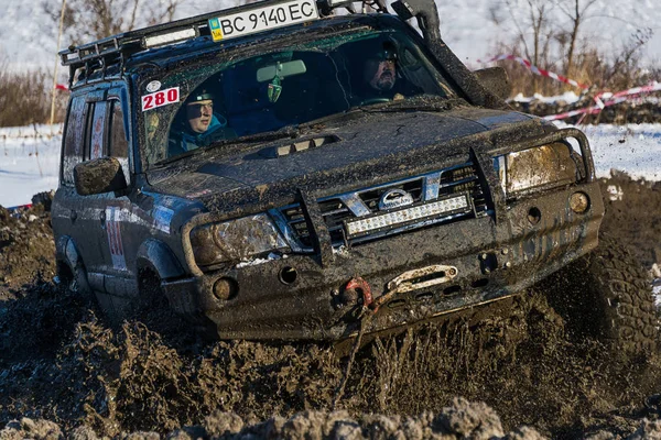 Off-road vehicle brand Nissan overcomes the track — Stock Photo, Image