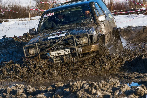 Il marchio di veicoli fuoristrada Toyota supera la pista — Foto Stock