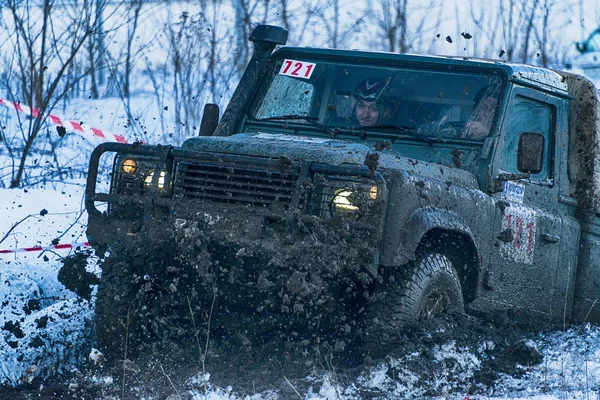 Off-road vehicle brand Land Rover overcomes the track — Stock Photo, Image