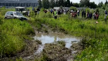 Off-Road araç marka Niva - Chevrolet çamur çukuru üstesinden gelir.