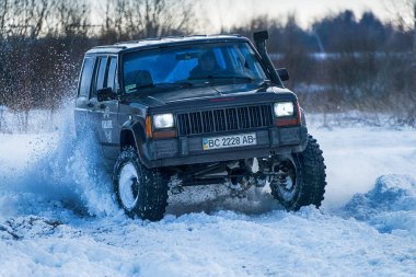 Off-Road araç marka Jeep Cherokee parça üstesinden gelir.