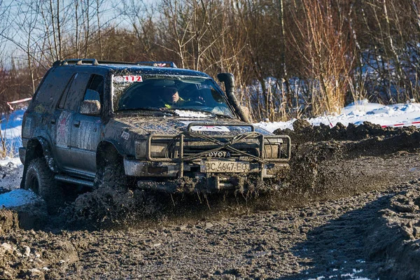 Off-road vehicle brand Toyota overcomes the track — Stock Photo, Image