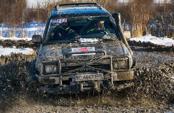 Off-road vehicle brand Toyota overcomes the track — Stock Photo, Image
