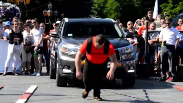 Strongman tira de Toyota Highlander — Vídeos de Stock