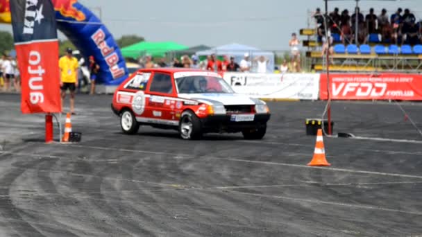 Seret mobil balap selama balapan di kejuaraan Drag — Stok Video