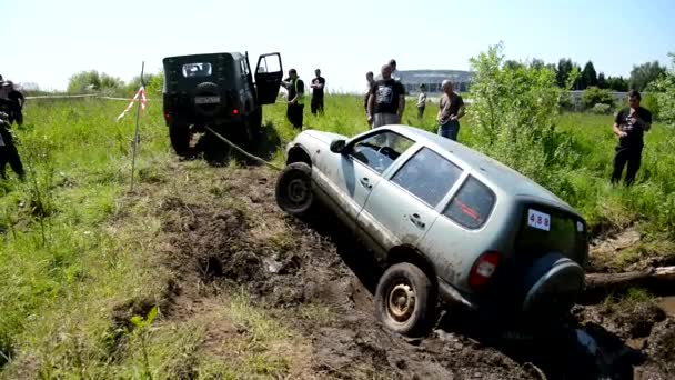 Veículo off-road NIVA-chevrolet ficou preso na lama — Vídeo de Stock
