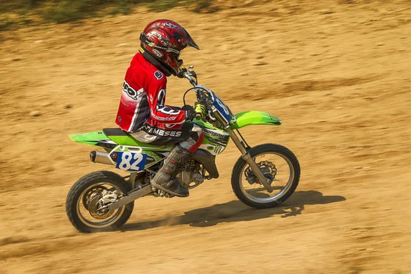 Piloto desconhecido supera a pista — Fotografia de Stock