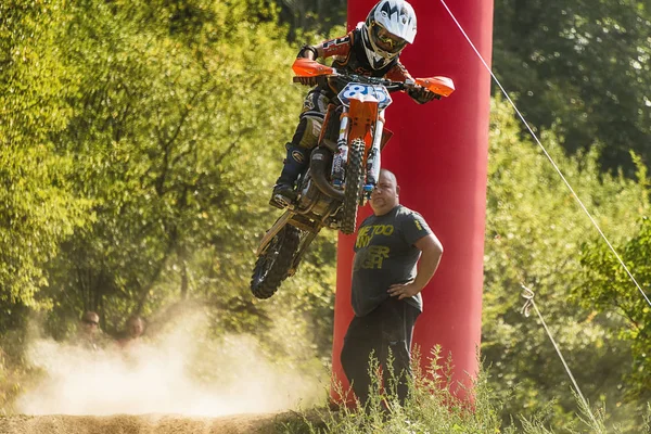 Jinete desconocido salta en el campeonato de pista — Foto de Stock