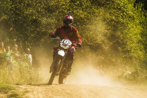 Sconosciuto corridore supera la pista — Foto Stock