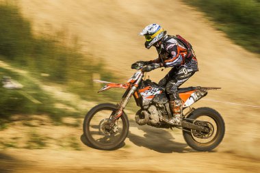 Bilinmeyen yarışçı parça üstesinden gelir.