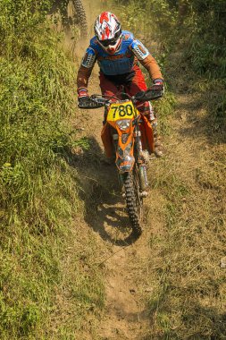 Bilinmeyen yarışçı parça üstesinden gelir.