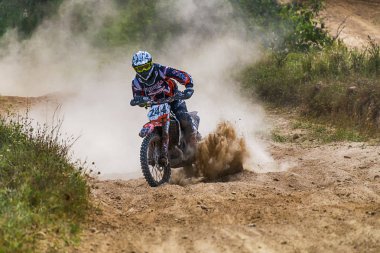 Bilinmeyen yarışçı parça üstesinden gelir.