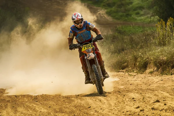 Sconosciuto corridore supera la pista — Foto Stock