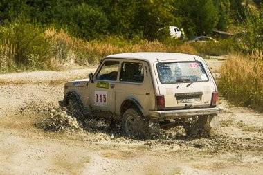 Off-Road araç marka Vaz-Niva parça üstesinden gelir.