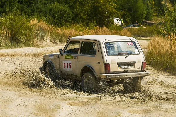 Veículo off-road marca VAZ-NIVA supera a pista — Fotografia de Stock