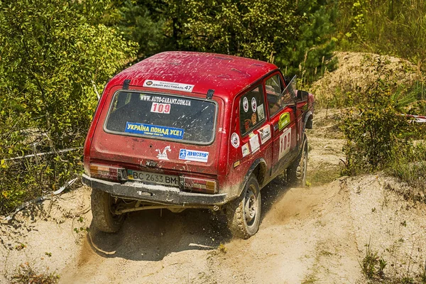 La marque de véhicules hors route VAZ-NIVA surmonte la piste — Photo