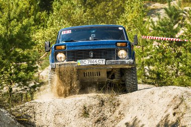 Off-Road araç marka Vaz-Niva parça üstesinden gelir.
