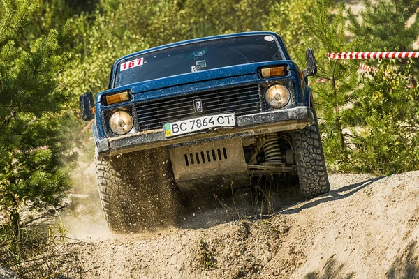 La marque de véhicules hors route VAZ-NIVA surmonte la piste — Photo