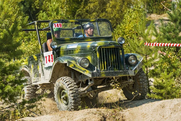 La marque de véhicules hors route GAZ-69 surmonte la piste — Photo