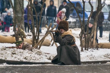 Ukrayna ordusu askerlerinin pozisyon savunmak