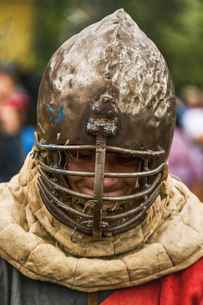 Participant du festival en armure de chevalier se prépare aux combats . — Photo
