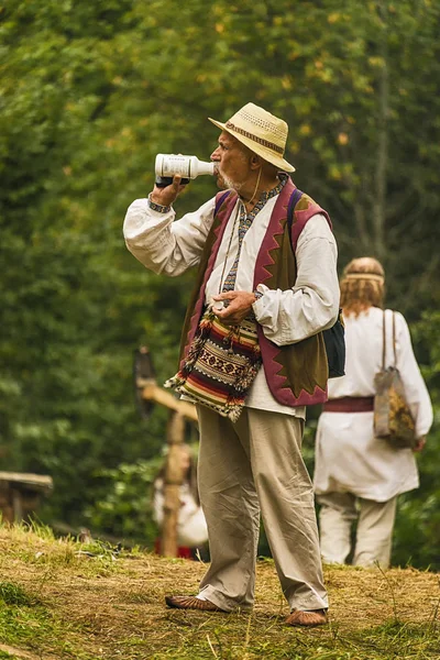 Учасник фестивалю етнічний одяг пити йогурт — стокове фото